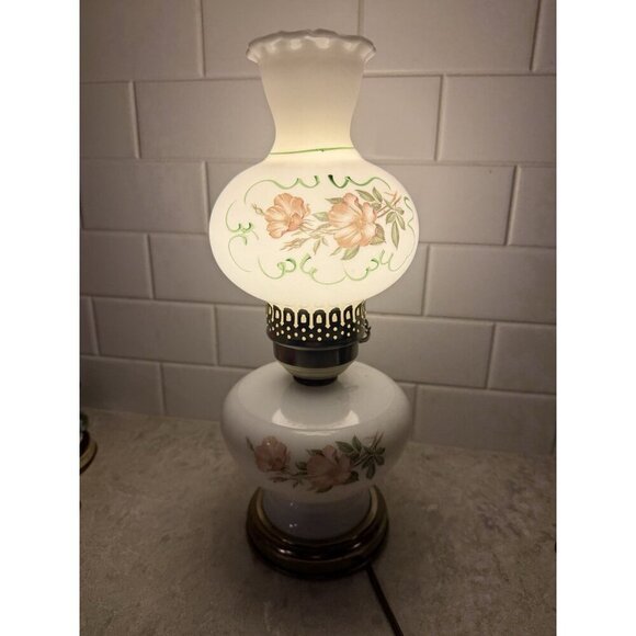 Vintage Milk glass electric hurricane lamp with brass base and floral motifs. - Picture 2 of 16